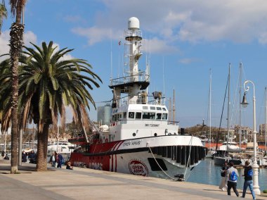 Barcelona, İspanya - 15 Mart 2025: İnsani Yardım Gemisi Açık Kollar Port Vell Limanı 'na yanaştı. Yüksek kalite fotoğraf