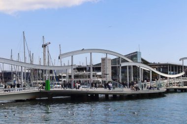 Barcelona, İspanya - 15 Mart 2025: Rambla de Mar Pedestrian Köprüsü Turistlerle birlikte Port Vell Marina 'da. Yüksek kalite fotoğraf