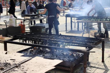 Barselona, İspanya - 15 Mart 2025: Barcelona 'da geleneksel Calcotada Barbecue. Açık ateşte ızgara Calcots. Yüksek kalite fotoğraf