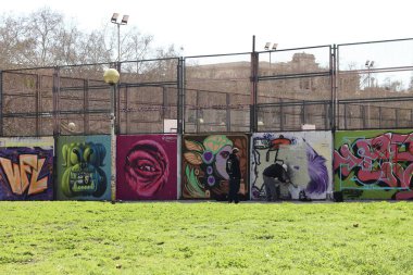 Barselona, İspanya - 15 Mart 2025: Şehir Duvarları Üzerine Vibrant Graffiti Duvarları Yaratan Sokak Sanatçıları. Yüksek kalite fotoğraf