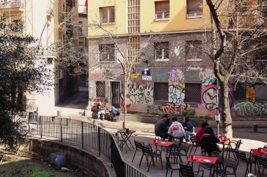 Barselona, İspanya - 15 Mart 2025: Güneşli bir günde Barcelona 'nın Gotik Mahallesi' nde Yerel ve Turistler Sosyalleşiyor. Yüksek kalite fotoğraf