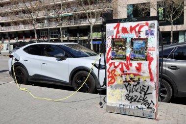 Barselona, İspanya - 15 Mart 2025: Urban Barcelona City 'deki graffiti kaplı kamu istasyonunda elektrikli araba şarjı. Yüksek kalite fotoğraf