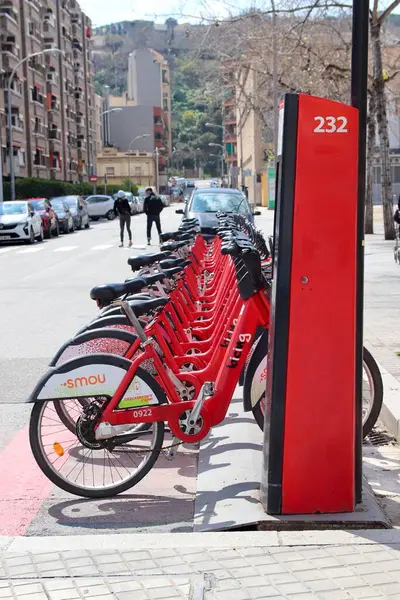 Barselona, İspanya - 15 Mart 2025: Urban Caddesi 'ndeki Bisiklet Paylaşım İstasyonu' nda Kırmızı Kamu Kiralama Bisikletleri. Yüksek kalite fotoğraf