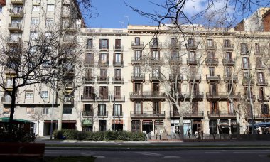 Barselona, İspanya -15 Mart 2025: Passeig de Sant Joan 'ın Barcelona, İspanya' daki İkametgâh Binaları ve Dükkanları ile sokak manzarası. Yüksek kalite fotoğraf