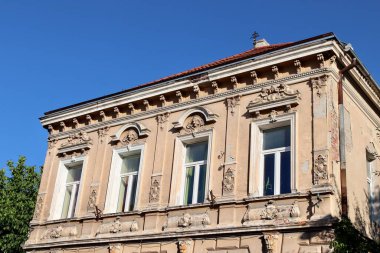 Romanya 'nın Brasov kentindeki Dekoratif Stucco ve Klasik Pencerelerle Süsleme Tarihi Cephesi. Yüksek kalite fotoğraf