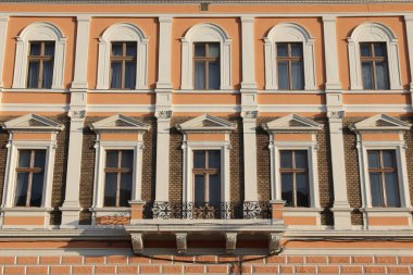 Romanya 'nın başkenti Cluj-Napoca' da, Sıcak Günbatımı Işığında Süslü Pencereler ve Balkonlu Zarif Tarihi Binalar. Yüksek kalite fotoğraf