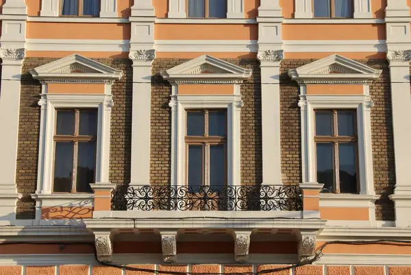 Romanya 'nın başkenti Cluj-Napoca' da, Sıcak Günbatımı Işığında Süslü Pencereler ve Balkonlu Zarif Tarihi Binalar. Yüksek kalite fotoğraf