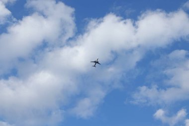 Mavi Gök 'te Dağılmış Bulutlarla Uçan Ticari Uçak. Yüksek kalite fotoğraf