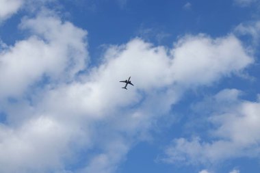 Mavi Gök 'te Dağılmış Bulutlarla Uçan Ticari Uçak. Yüksek kalite fotoğraf