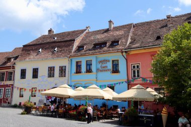 Romanya 'nın Sighisoara kentindeki Joseph Haltrich Lisesi' nin tarihi binasının önü. Ön cephede dekoratif neo-gotik mimari unsurlar, izli pencereler yer alıyor