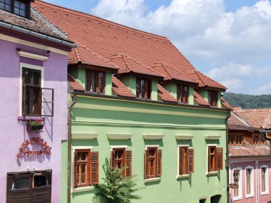 Romanya 'nın Sighisoara kentindeki Joseph Haltrich Lisesi' nin tarihi binasının önü. Ön cephede dekoratif neo-gotik mimari unsurlar, izli pencereler yer alıyor