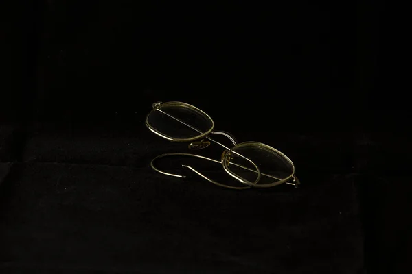 Close Van Een Oud Vintage Goudkleurig Bril Met Zwarte Achtergrond — Stockfoto