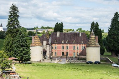 Yazın Morvan 'ın Fransız bölgesindeki küçük Mnessaire köyü yakınlarında birçok kulesi olan eski, ortaçağ şatosu.