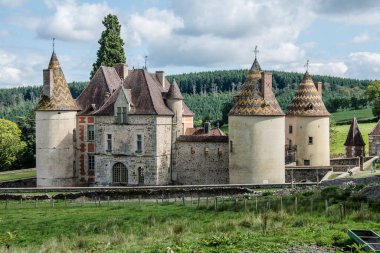Yazın Morvan 'ın Fransız bölgesindeki küçük Mnessaire köyü yakınlarında birçok kulesi olan eski, ortaçağ şatosu.