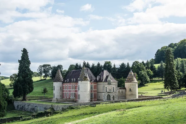 Oud Middeleeuws Kasteel Met Vele Torens Buurt Van Het Dorpje — Stockfoto