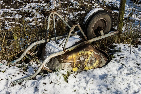 Demir Tekerlek Arabası Karla Kaplı Bahçede Baş Aşağı Duruyor — Stok fotoğraf