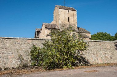 Fransız Bourgogne 'unda Saint Martin de La Motte-Ternant Kilisesi Yazın güneşli bir günde