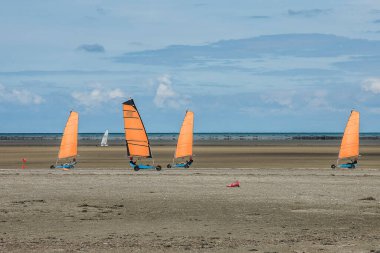Kumsaldaki denizciler Le Mont Saint Michel Baye sahilinde 