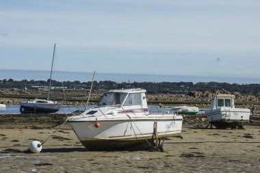 Dalgalar çekildiğinde Bretagne bölgesinin kıyılarında tipik balıkçı tekneleri bulunur.