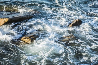 Atlantik Okyanusu 'nun dalgaları Fransız bölgesinin kayalık sahillerinde