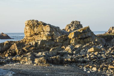 Güneş batarken Britanya kıyılarındaki kayalıklarda parlıyor.