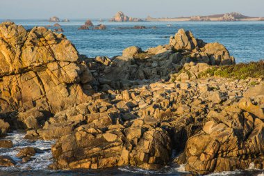 Fransız Bölgesi kıyısı yakınlarındaki mavi Atlantik Okyanusu 'ndaki kayalar yaz mevsiminde Bretagne