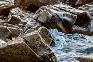Atlantik Okyanusu 'nun deniz suyu yazın Britanya' nın kayalık kıyılarına vurur.