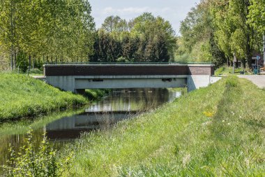 Slinge nehrinin üzerinde parmaklıkları olan beton bir köprü.
