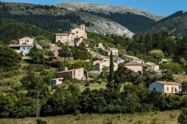 Dağ köyü Saint Jur Kilisesi ve Fransız Verdon Bölgesi 'nde kırmızı kiremitli evler