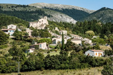 Dağ köyü Saint Jur Kilisesi ve Fransız Verdon Bölgesi 'nde kırmızı kiremitli evler