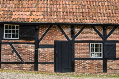 Sonbaharda Alman köyü Lage 'de kırmızı çatılı ve yarı ahşap duvarlı ahır.