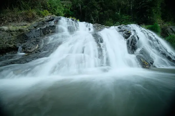 Curug 7 Bidadari, Sumowono, Semarang. Ormanda serin ve taze şelale manzarası