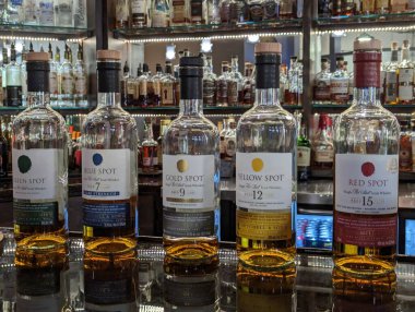 Bu çarpıcı fotoğraf bir bar atmosferinde Jameson Spots 'un tüm çeşitlerini yakalar. Yeşil Leke, Mavi Leke, Altın Leke, Sarı Leke ve Kırmızı Leke.