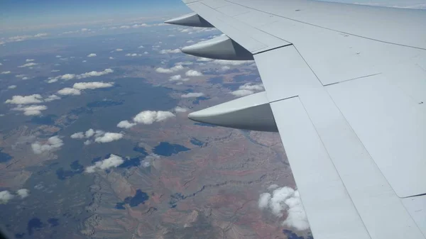 Der Flugzeugflügel Auf Dem Dach Eines Fensters Mit Blick Von — Stockfoto