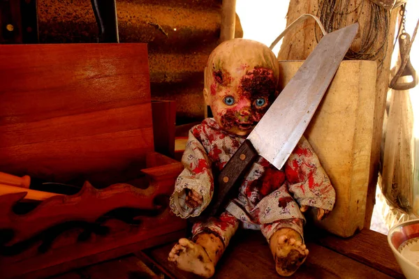 Muñeca Terror Aterrador Muñeca Sangrienta Espeluznante Concepto Halloween Primer Plano — Foto de Stock