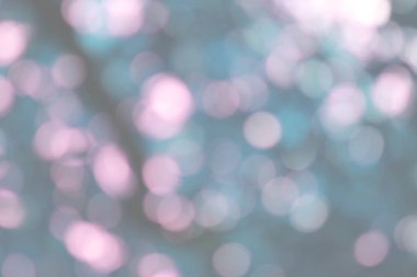 Bokeh güzel yeşillik doğa yeşil ağaç, parlak sabah güneşi pırıl pırıl parıldıyor ve yaz mevsiminin yeşil yaprakları arasında çiçek açıyor.