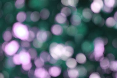 Bokeh güzel yeşillik doğa yeşil ağaç, parlak sabah güneşi pırıl pırıl parıldıyor ve yaz mevsiminin yeşil yaprakları arasında çiçek açıyor.