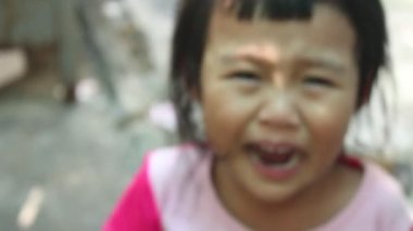 Asyalı bebek ağlıyor, bebekler yanaklarından akıyor, gözyaşları çığlık çığlığa akıyor. Çocuk, ağlayan bebeğini geri tutmuyor.
