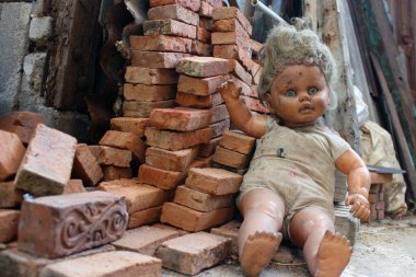 Korkunç korku bebeği, ürkütücü bebek Cadılar Bayramı konsepti, terkedilmiş arka plandaki hayalet bebek mistiğine yakın çekim.