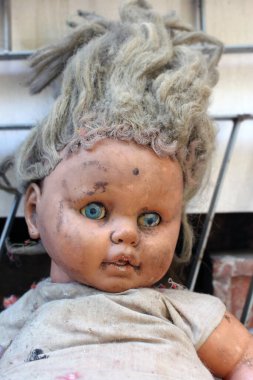 Korkunç korku bebeği, ürkütücü bebek Cadılar Bayramı konsepti, terkedilmiş arka plandaki hayalet bebek mistiğine yakın çekim.