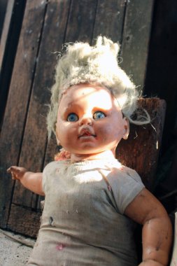 Korkunç korku bebeği, ürkütücü bebek Cadılar Bayramı konsepti, terkedilmiş arka plandaki hayalet bebek mistiğine yakın çekim.