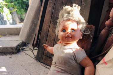 Korkunç korku bebeği, ürkütücü bebek Cadılar Bayramı konsepti, terkedilmiş arka plandaki hayalet bebek mistiğine yakın çekim.