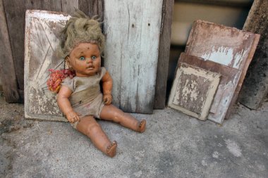 Korkunç korku bebeği, ürkütücü bebek Cadılar Bayramı konsepti, terkedilmiş arka plandaki hayalet bebek mistiğine yakın çekim.