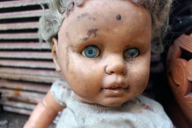 Korkunç korku bebeği, ürkütücü bebek Cadılar Bayramı konsepti, terkedilmiş arka plandaki hayalet bebek mistiğine yakın çekim.