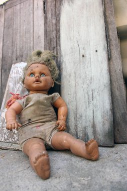 Korkunç korku bebeği, ürkütücü bebek Cadılar Bayramı konsepti, terkedilmiş arka plandaki hayalet bebek mistiğine yakın çekim.