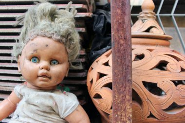 Korkunç korku bebeği, ürkütücü bebek Cadılar Bayramı konsepti, terkedilmiş arka plandaki hayalet bebek mistiğine yakın çekim.