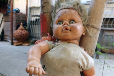 Korkunç korku bebeği, ürkütücü bebek Cadılar Bayramı konsepti, terkedilmiş arka plandaki hayalet bebek mistiğine yakın çekim.