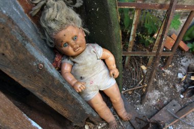 Korkunç korku bebeği, ürkütücü bebek Cadılar Bayramı konsepti, terkedilmiş arka plandaki hayalet bebek mistiğine yakın çekim.