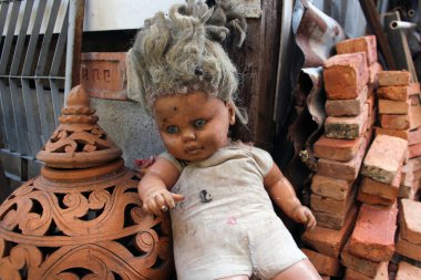 Korkunç korku bebeği, ürkütücü bebek Cadılar Bayramı konsepti, terkedilmiş arka plandaki hayalet bebek mistiğine yakın çekim.