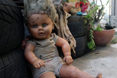 Korkunç korku bebeği, ürkütücü bebek Cadılar Bayramı konsepti, terkedilmiş arka plandaki hayalet bebek mistiğine yakın çekim.